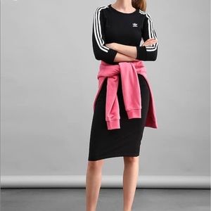 Adidas black dress with three stripes⚽️